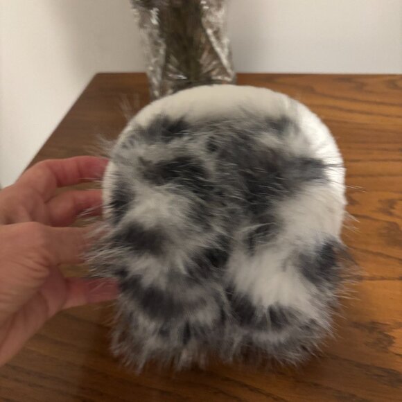 Ear Muffs from ARIA Boutique in Elora...Excellent Quality - Picture 5 of 5